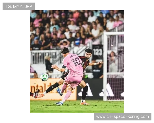 波鸿主场球迷马苏拉斯梅开二度后高呼英雄之名，现场气氛沸腾