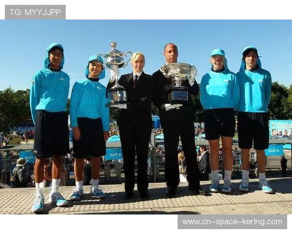 球迷文化多样性展现，巴黎德比赛后奖杯展示成城市符号